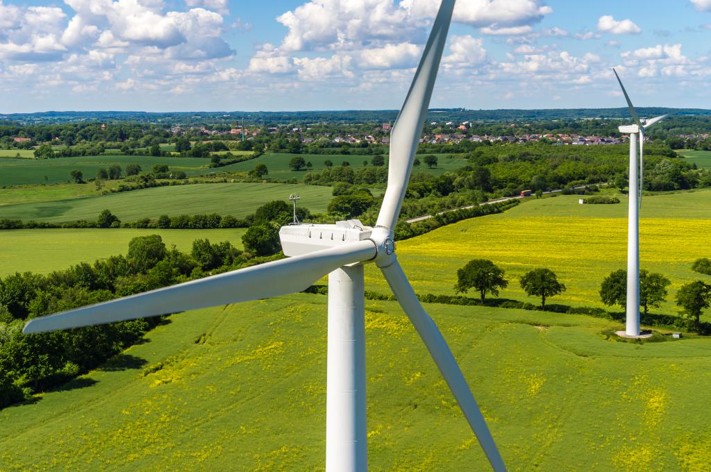 fotolia-104899318-wind-energy-status-report-wind-turbine