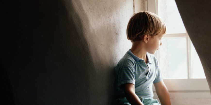 junge-am-fenster-870x435