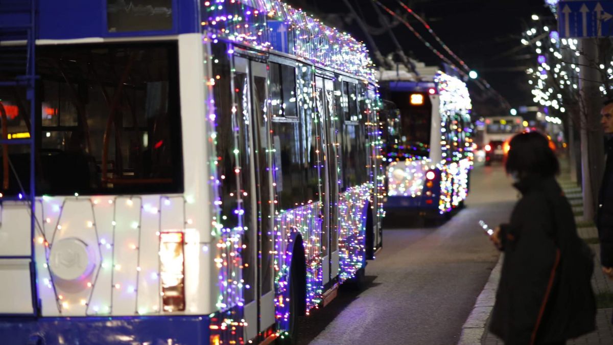 doua-troleibuze-de-epoca-vor-circula-pe-strazile-capitalei-in-seara-de-revelion-decorate-in-straie-de-sarbatoare-176778-1640944209