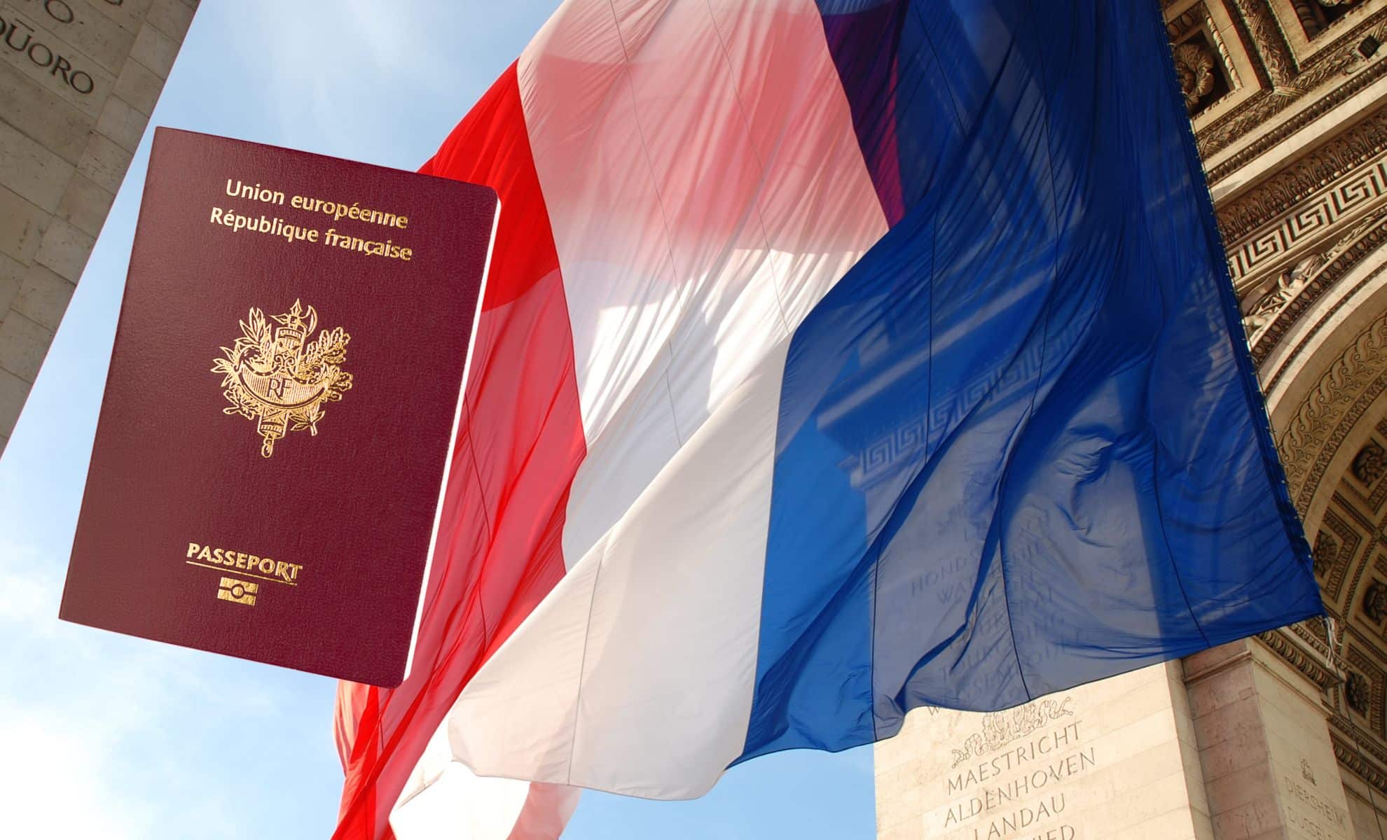 drapeau-francais-et-passeport-francais