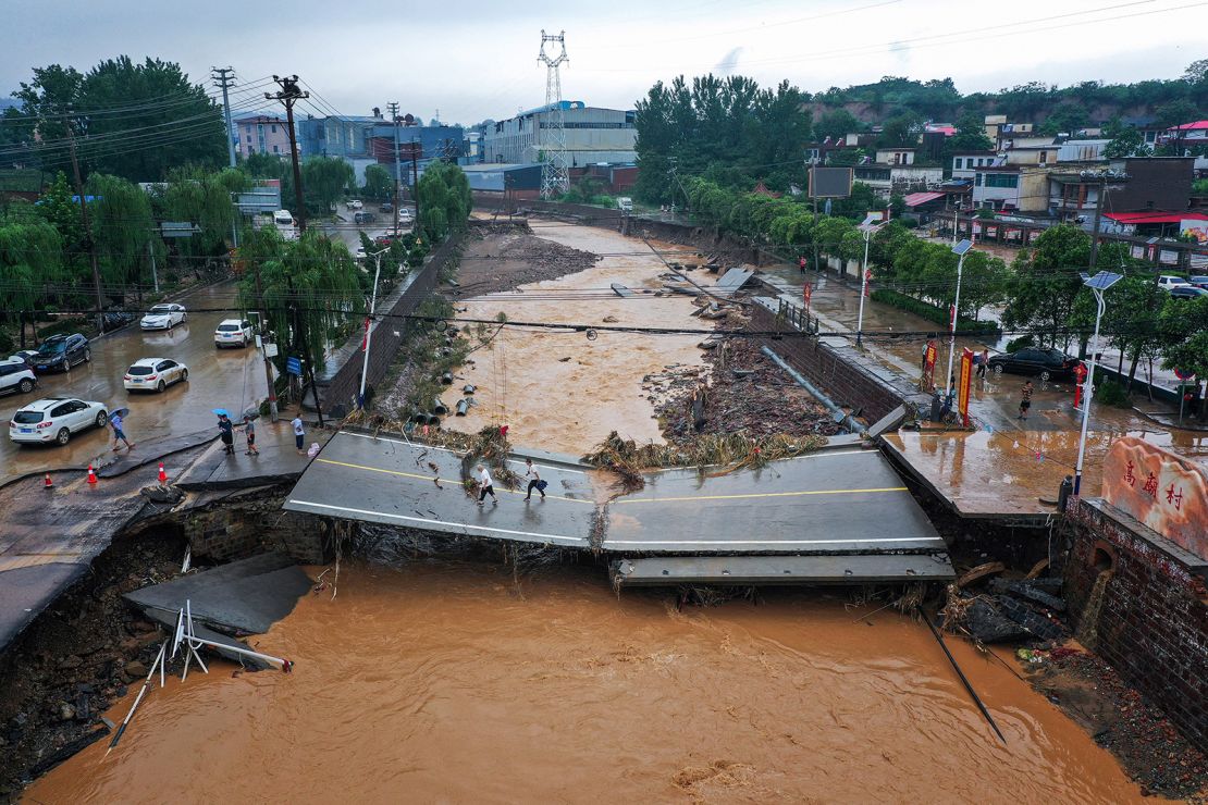 210722014009-02-china-flood-0722