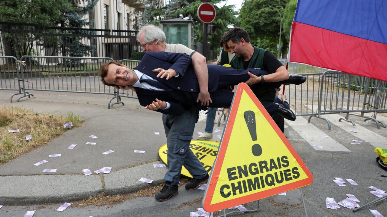 macron-statuie-de-ceara-ambasada-frantei