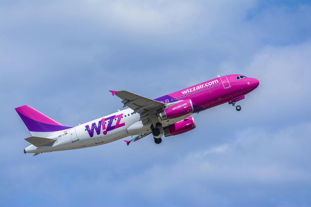 airplane_wizz_air_glacyer_dreamstime