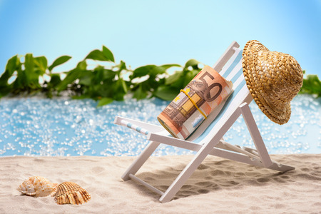 40257716-dinero-en-paquete-de-vacaciones-de-50-euros-proyectos-de-ley-que-se-sienta-en-la-playa-en-una
