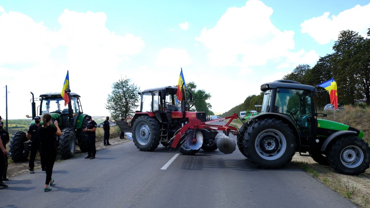 fermierii-au-scos-tehnica-agricola-in-strada-a-treia-zi-consecutiv-dupa-intalnirea-cu-ministru-agriculturii-cer-discutii-cu-premierul-158137-1603269322