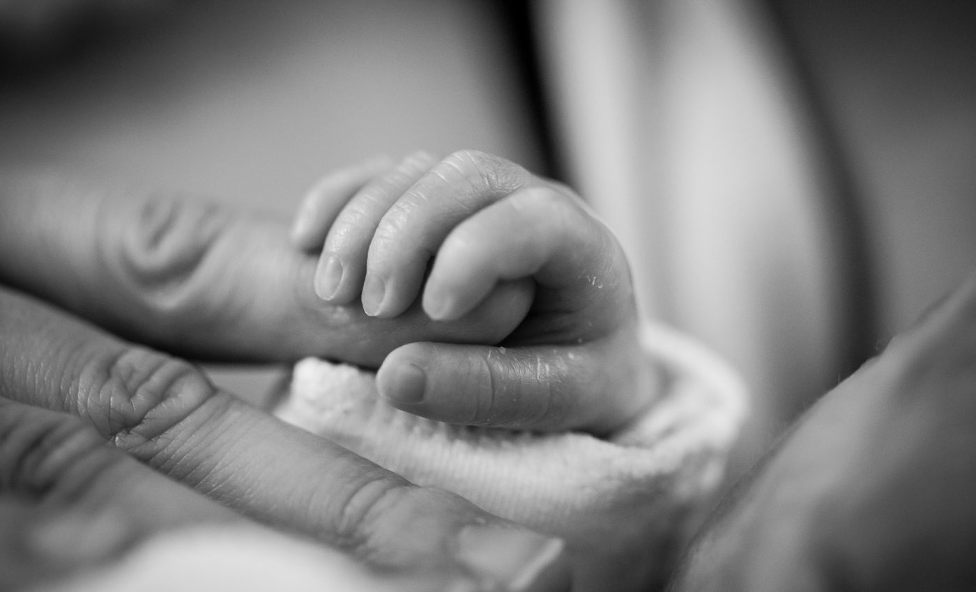 motive-sa-stai-cu-bebelusul-in-salon-sfatulparintilor.ro-pixabay_com-baby-1681181_1920-1400x850
