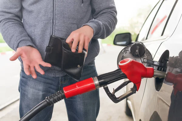 depositphotos_199223336-stock-photo-lack-money-gasoline-fuel-expensive