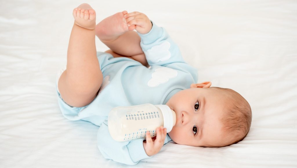 bebe-biberon-scaled-e1756734929371-1024x582