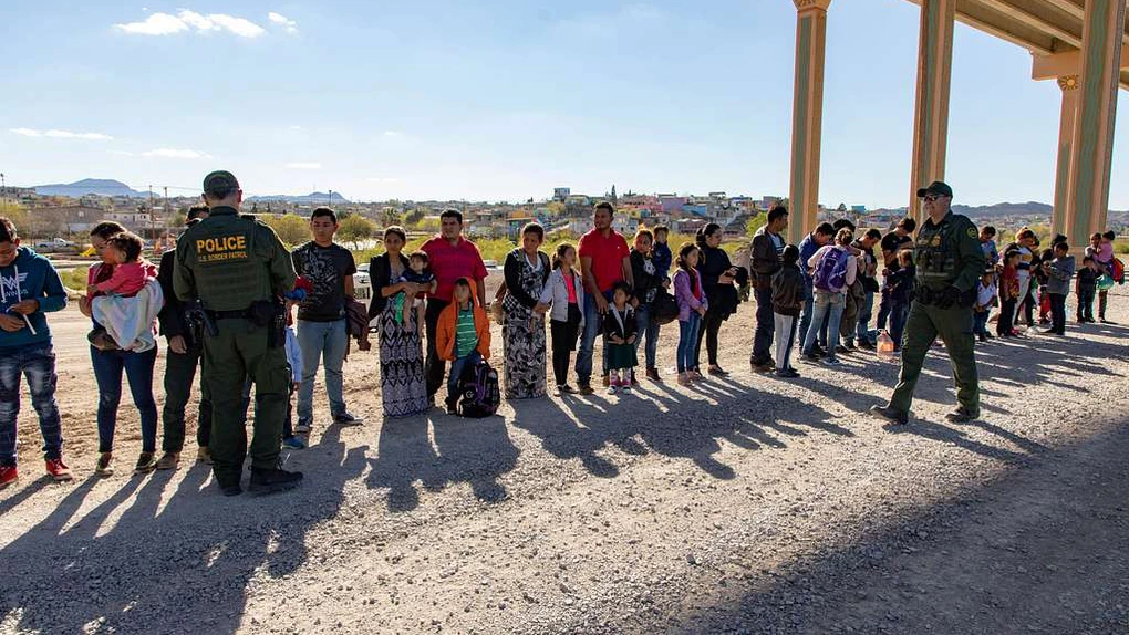 us-border-patrol-agent-apprehends-migrants-who-surrendered-2f999a-1024