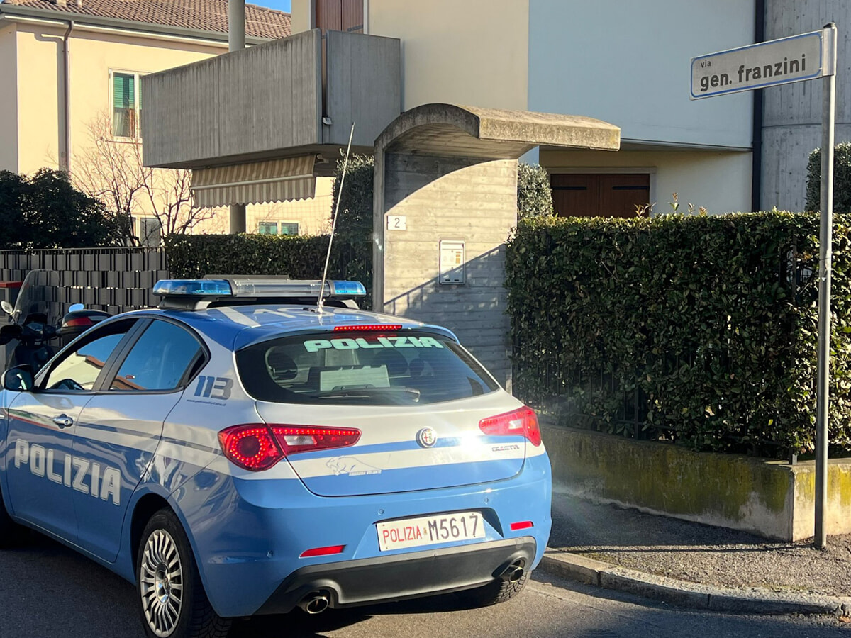 Volante della polizia in via Generale Franzini-2