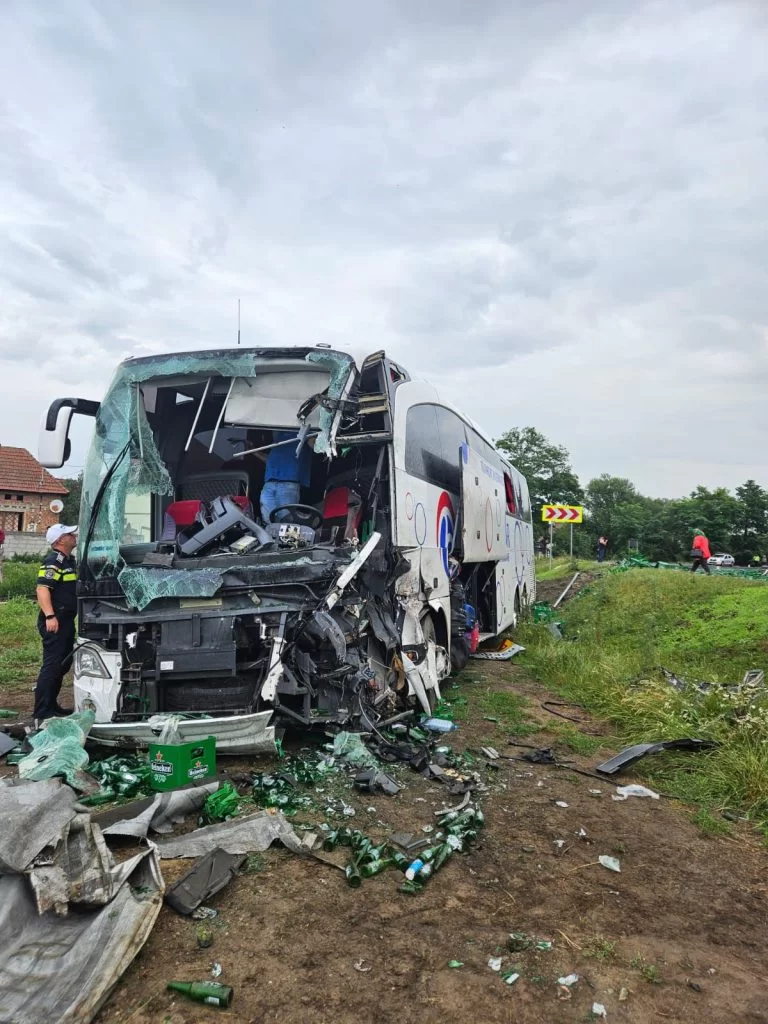 Accident-autocar-DN-1-Sibiu-4-1-768x1024