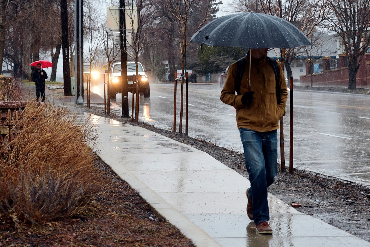 Vreme-rece-ploaie-temperaturi-meteo-toamna-drum-circulatie-umbrela-trotuar-drum-umed-strada