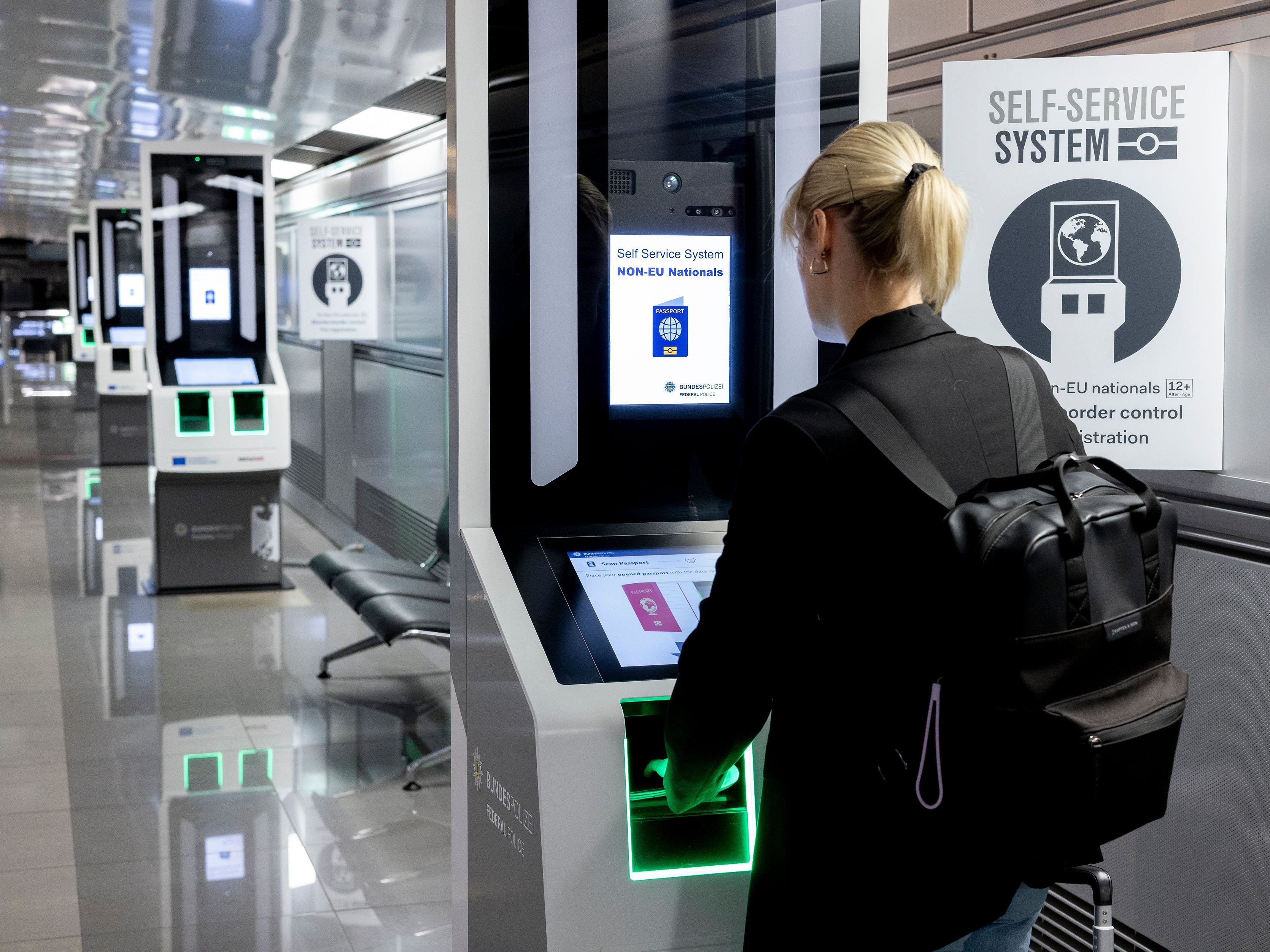 handout-07102025-nordrhein-westfalen-duesseldorf-eine-reisende-nutzt-am-flughafen-duesseldorf-e