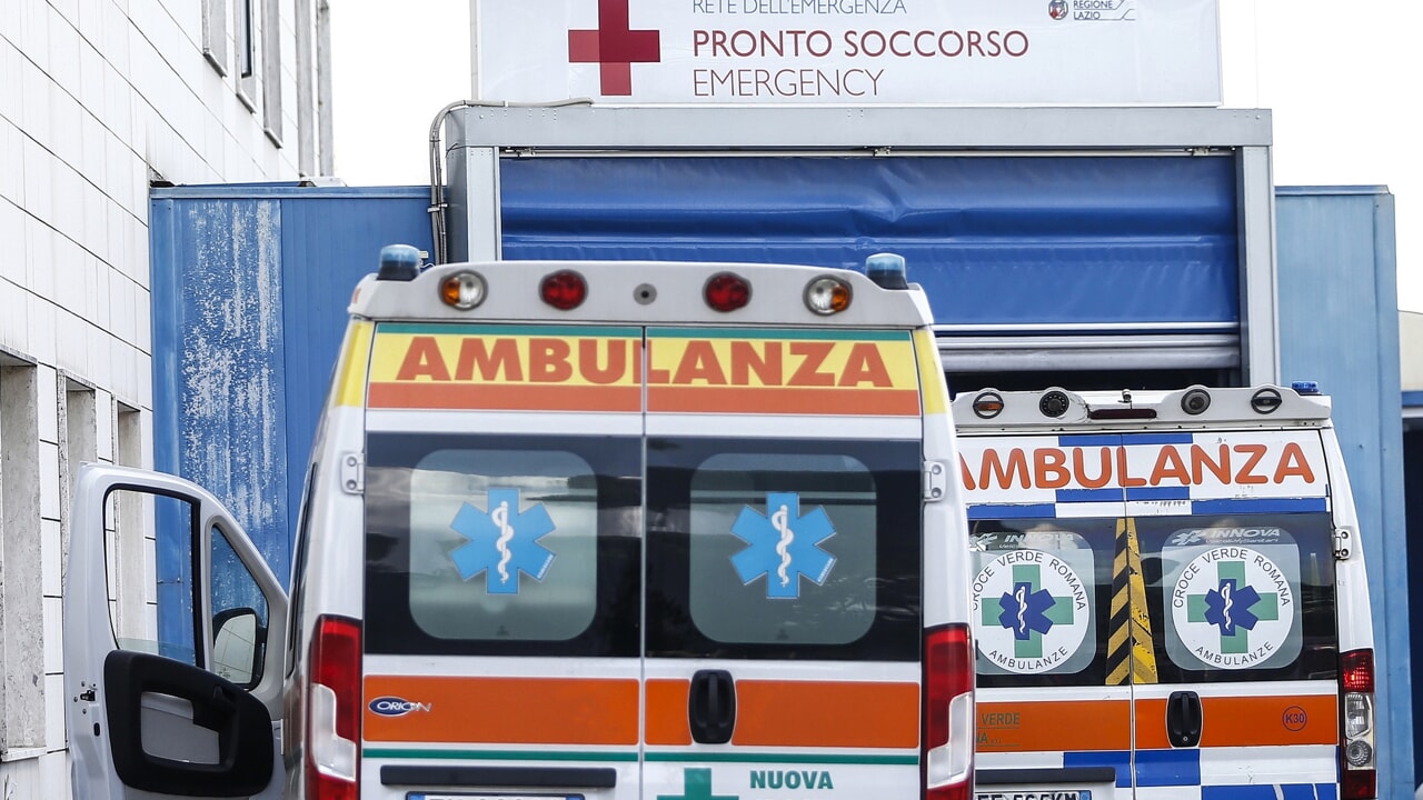 ambulanza-pronto-soccorso-lapresse