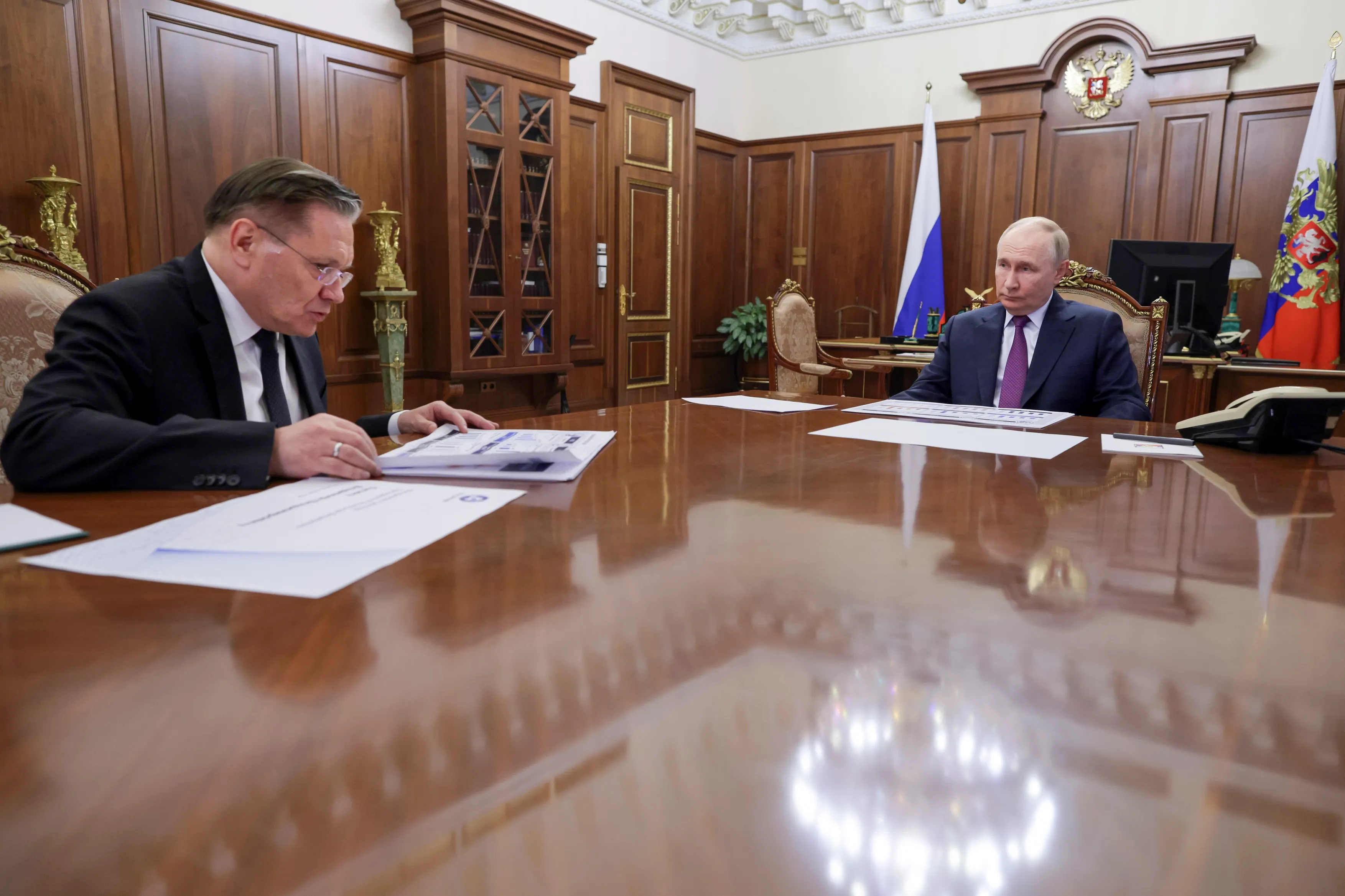 Seful-Rosatom-Alexei-Likhachev-intr-o-intalnire-cu-Vladimir-Putin-la-Kremlin.jpg