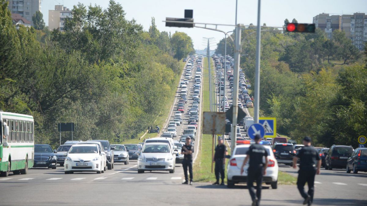 foto--ambuteiaje-enorme-si-un-accident-cu-implicarea-a-trei-masini--in-directia-aeroportului-chisinau--49840