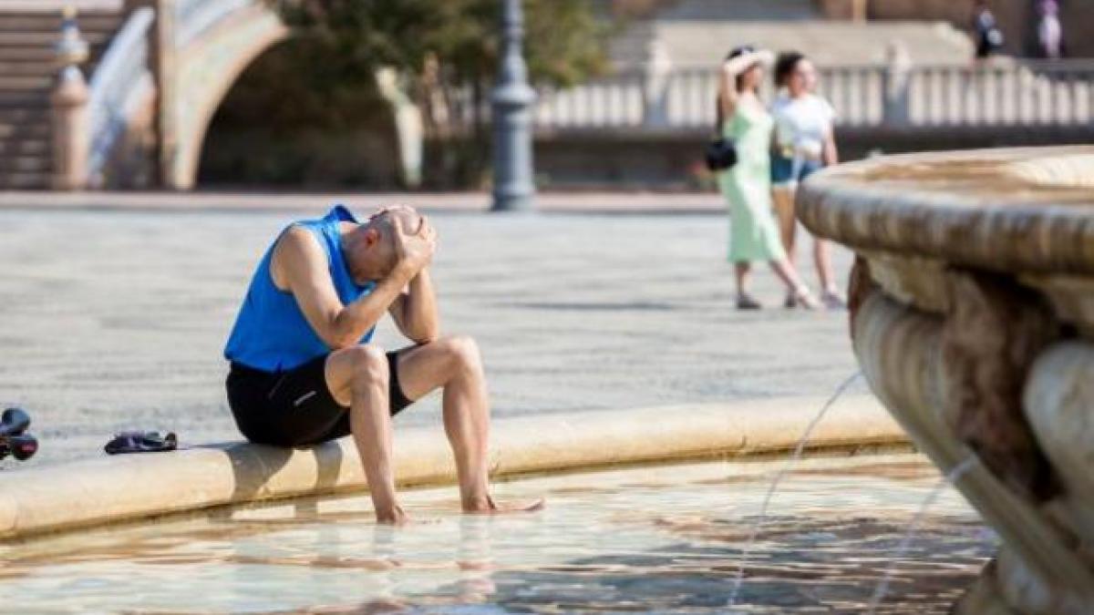un-hombre-agobiado-por-el-calor-en-una-imagen-de-archivo