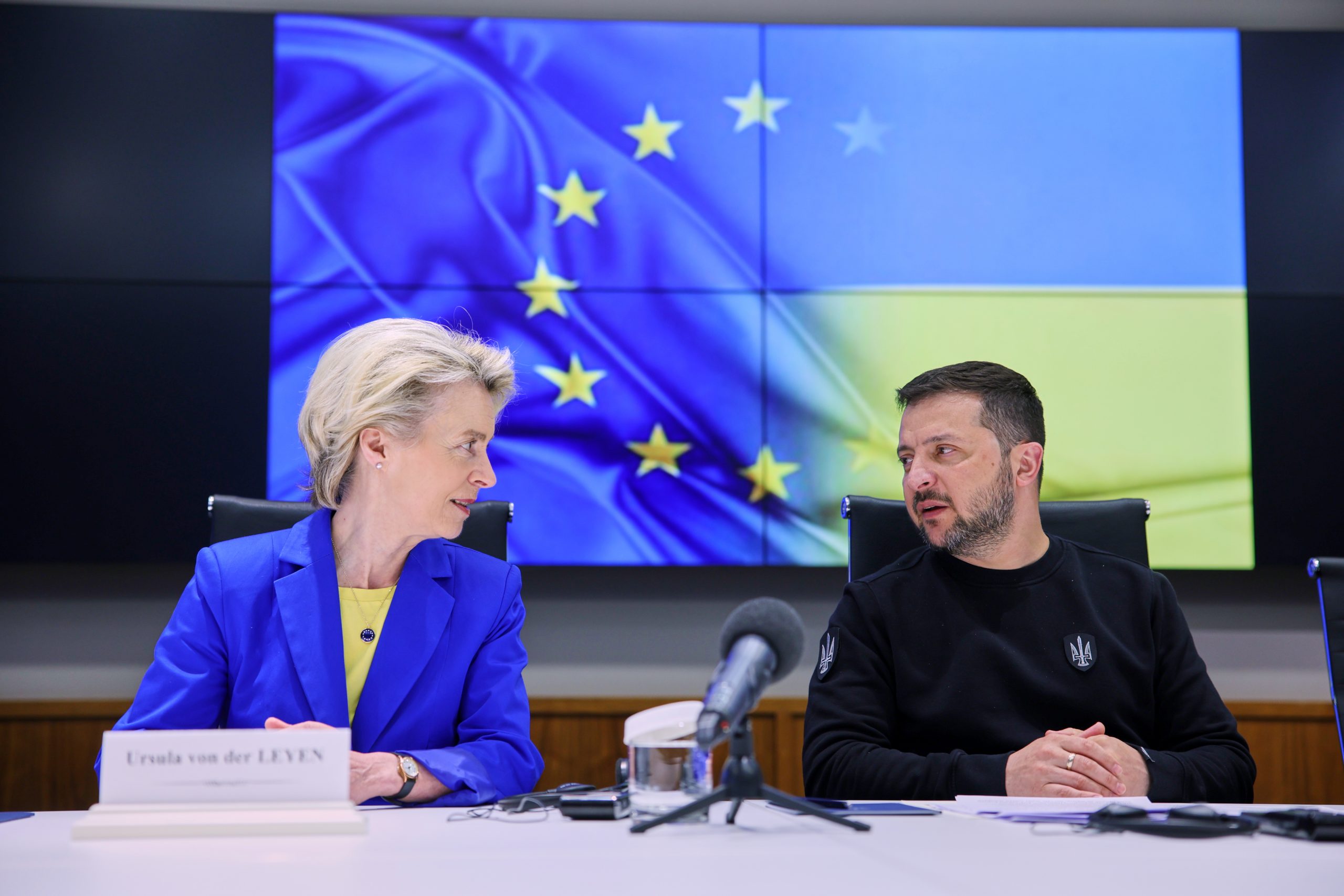 ursula-von-der-leyen-volodimir-zelenski-ucraina-scaled