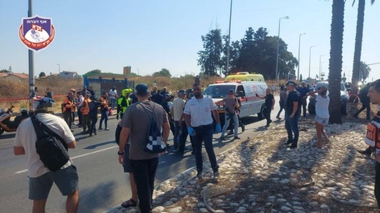 kfar-yona-atac-cu-masina-statie-de-autobuz-tw2