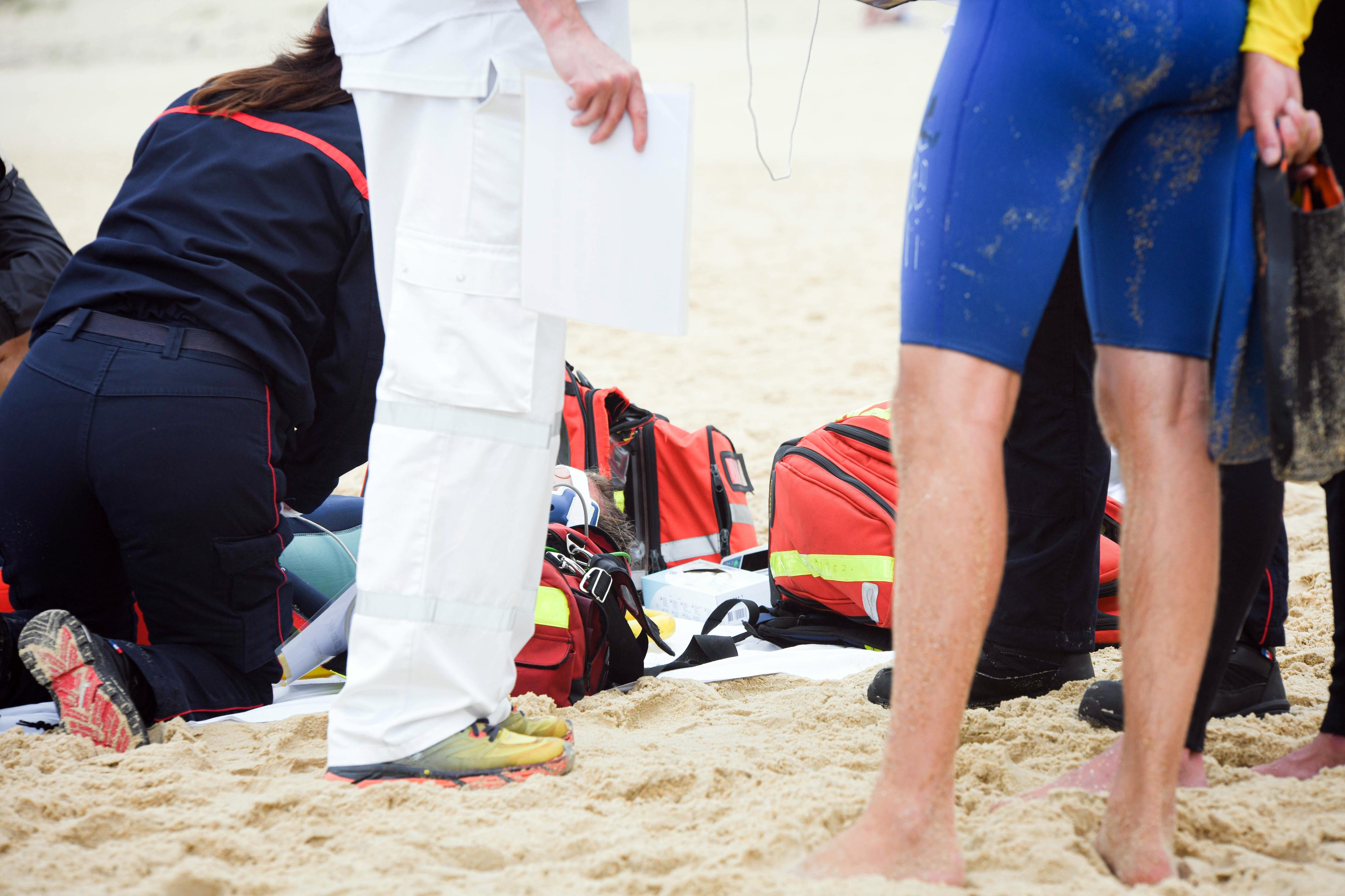 soccorsi-in-spiaggia-in-una-foto-d-archivio-i-tentativi-dei-sanitari-di-salvare-luomo-a-riccione-si-sono-rivelati-purtroppo-vani