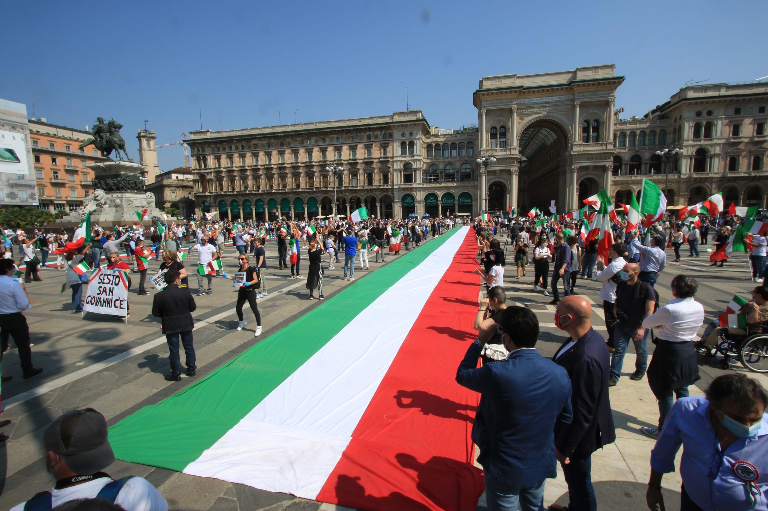 2-giugno-centrodestra-in-piazza-duomo-a-milano