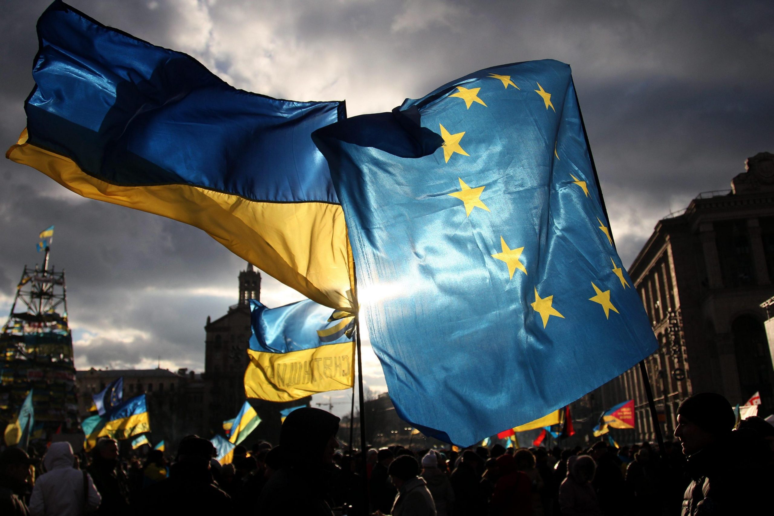 Ucraina-Ue-bandiere-scaled-1