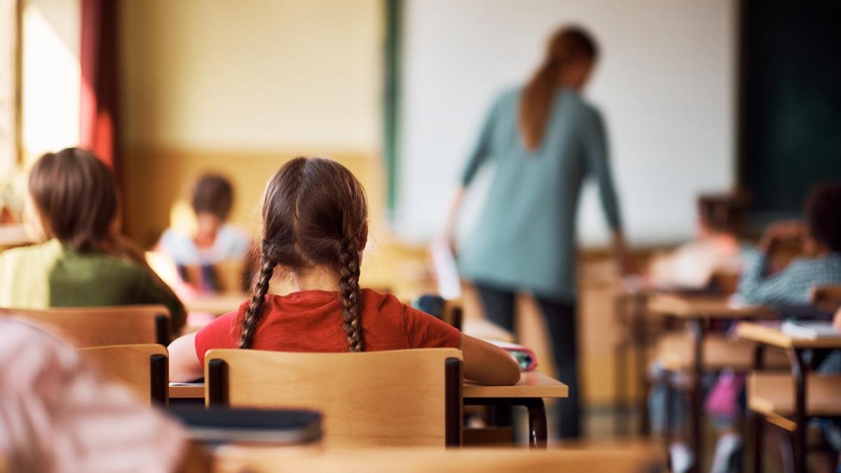 Scoala-de-la-8-la-17-burse-„redimensionate-pentru-elevi-si-norma-mai-mare-pentru-profesori.-Reforma-in-educatie-anuntata-in-programul-Bolojan